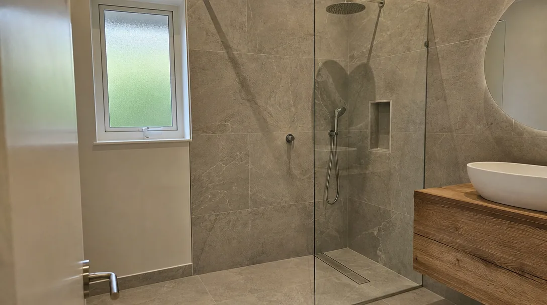 Baño con ducha de cristal y madera reformado en Sant Boi de Llobregat