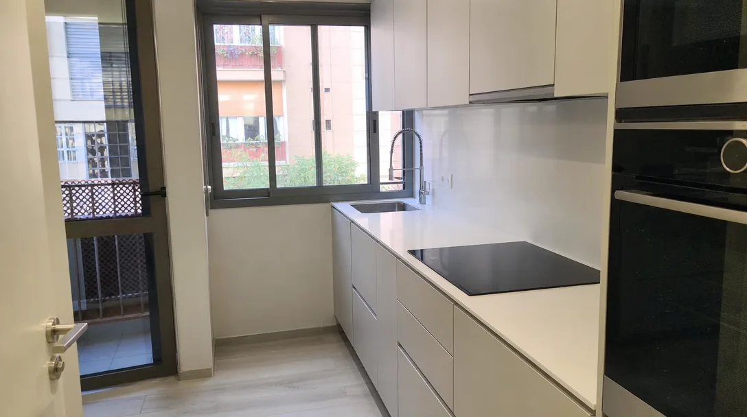 Cocina abierta al salón en reforma integral en Sant Boi de Llobregat